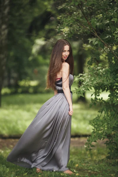 Beleza menina romântica ao ar livre. Modelo adolescente com vestido casual no parque. Blowing Long Hair . — Fotografia de Stock