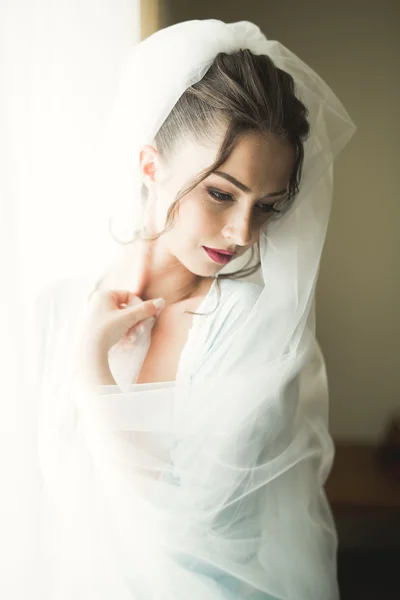 美しい若い花嫁メイクと髪型結婚式の新婚女性最終的な準備の寝室で。幸せな女の子待っている新郎。肖像画のソフト フォーカス — ストック写真