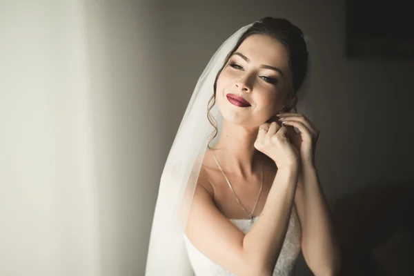 Retrato de novia hermosa con velo de moda en la mañana de la boda. —  Fotos de Stock