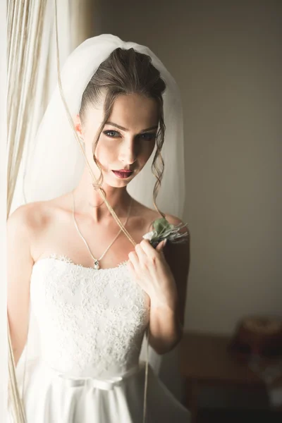 Luxury bride on the morning of wedding day — Stock Photo, Image