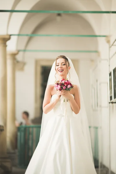 Meravigliosa sposa con un abito bianco di lusso in posa nel centro storico — Foto Stock