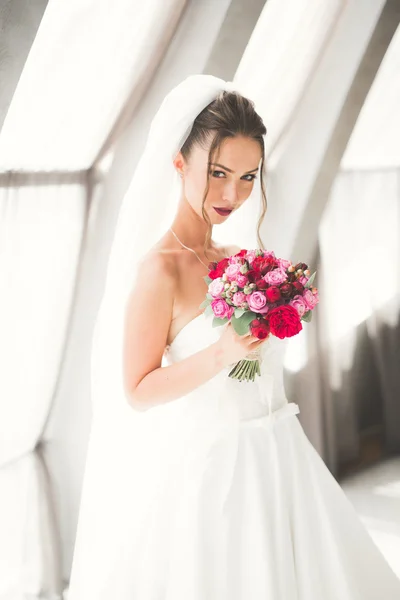 Novia de boda de lujo, niña posando y sonriendo con ramo — Foto de Stock