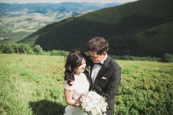 Belo casal jovem no dia do casamento. Portraint close-up — Fotografia de Stock