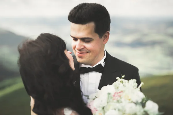 Bellissimo matrimonio coppia baciare e abbracciare vicino alla montagna con vista perfetta — Foto Stock