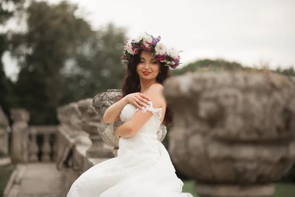 Великолепная романтическая нежная стильная красивая кавказская невеста на фоне старинного замка в стиле барокко — стоковое фото