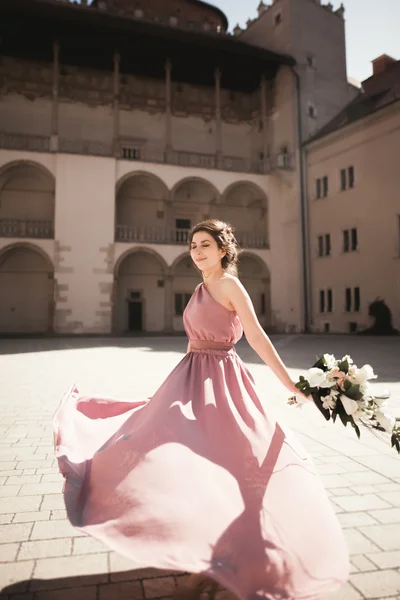 Düğün, Gelin Vavel, Krakow eski kale yanında duruyor — Stok fotoğraf