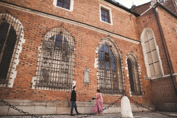 Élégant beau couple de mariage posant près d'une église. Cracovie — Photo