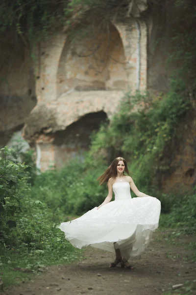 Cantik romantis lembut gaya indah Kaukasia pengantin di latar belakang puri baroque — Stok Foto