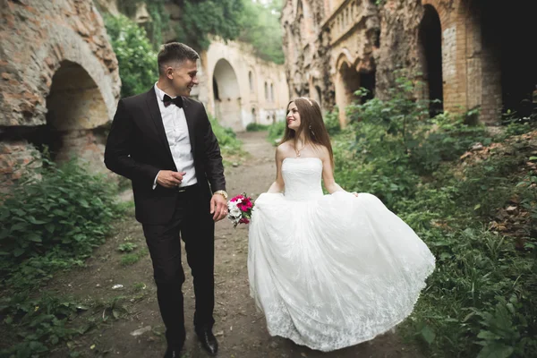 Fantastisk glad glad mild elegant vacker romantisk kaukasiska par på bakgrunden antika barock slott — Stockfoto