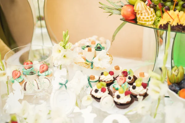 Buffet com uma variedade de doces deliciosos, ideias de comida, celebração — Fotografia de Stock