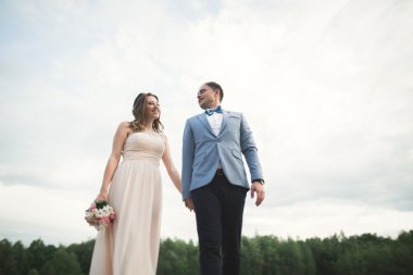 Düğün çift, Gelin, damat yürüyüş ve iskelede poz