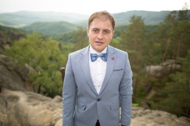 Adam, orman ve göl poz damat