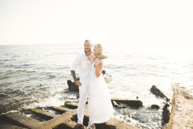 Gün batımında sahilde yürüyüş sadece evli evlilik çift.