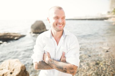 Deniz güneş yakışıklı bir genç adam portresi