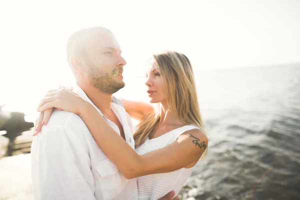 Szczęśliwy mody romantyczna para zakochanych zabawy na piękne morze w letni dzień — Zdjęcie stockowe