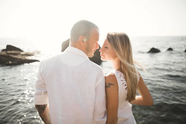 Happy romantic fashion couple in love have fun on beautiful sea at summer day — Stock Photo, Image