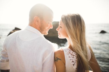 mutlu sadece evli genç düğün kutluyor çift ve güzel bir plaj gün batımında iyi eğlenceler