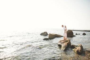 mutlu sadece evli genç düğün kutluyor çift ve güzel bir plaj gün batımında iyi eğlenceler