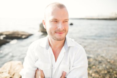 Deniz güneş yakışıklı bir genç adam portresi