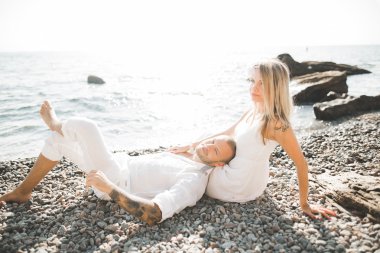 mutlu sadece evli genç düğün kutluyor çift ve güzel bir plaj gün batımında iyi eğlenceler