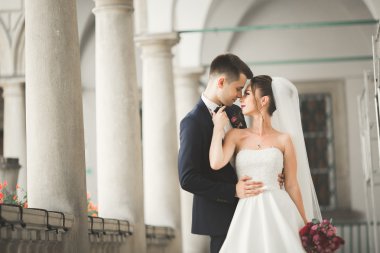 Lüks evli çift, gelin ve damat eski şehirde poz veriyor.