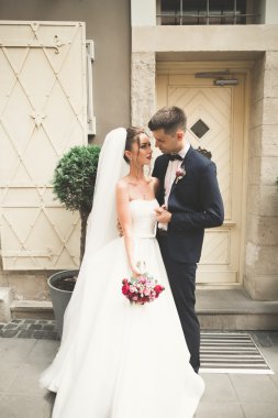 Çift düğün ayakta ve eski şehrin sokaklarında öpüşme olduğunu