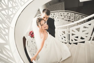 Mükemmel bir çift gelin ve damat düğün günlerinde poz verip öpüşürler.