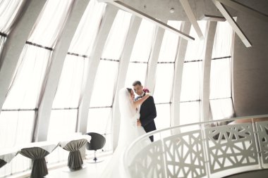 Lüks evli çift, gelin ve damat eski şehirde poz veriyor.