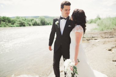 Gelin ve damat el ele tutuşuyor.