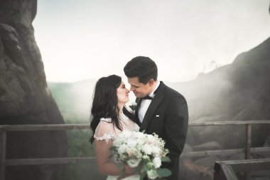 Muhteşem gelin, damat öpüşme ve sarılma Gösterim çarpıcı uçurum yakın: