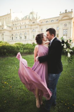 Düğün. Çift. Krakow. Pembe elbise ve tiyatro arka plan üzerinde poz damat gelin