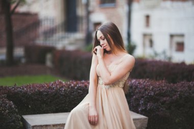 Güzel mutlu kadın parkta bankta oturan bir ılık bahar günü