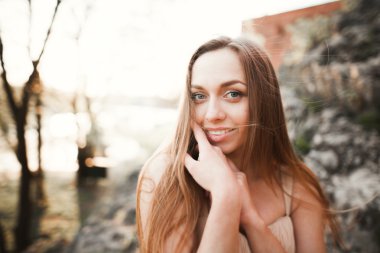 güzel genç kadın uzun elbise yakın çekim portre ile