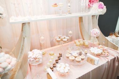 Bir büfe üzerinde pişmiş tatlı çeşitleri