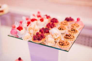 Çeşitli lezzetli tatlılar, yemek fikirleri ve kutlamalarla dolu bir büfe.