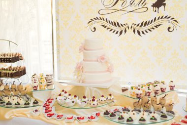 Lezzetli düğün resepsiyonu, tatlı masası.