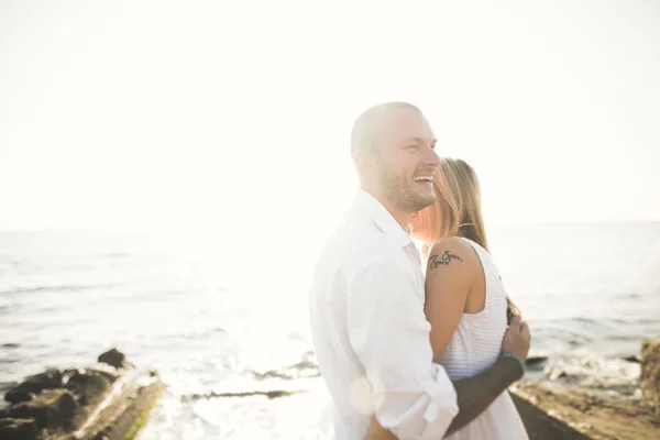 Casal de moda romântica feliz no amor se divertir no belo mar no dia de verão — Fotografia de Stock