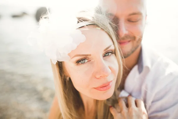 Fashion model couple with tattoo posing outside nea sea — Stock Photo, Image