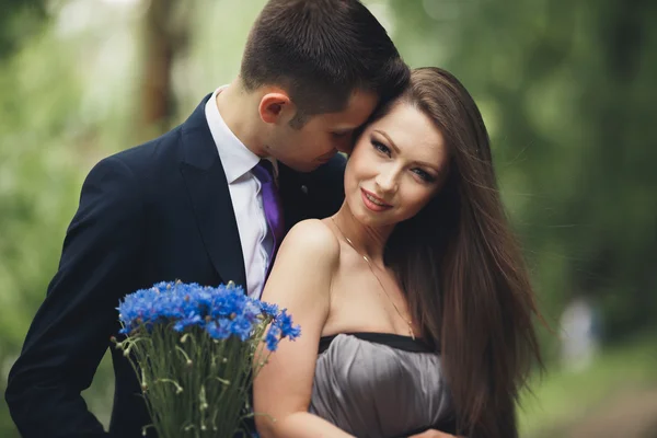 Couple aimant. Garçon et fille marchant dans le beau parc — Photo