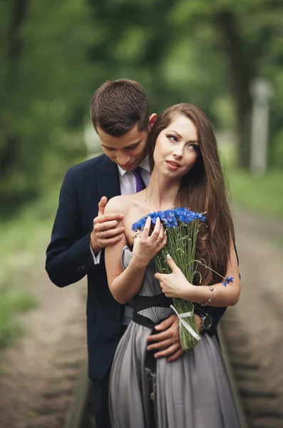 Casal amoroso. Menino e menina andando no belo parque — Fotografia de Stock