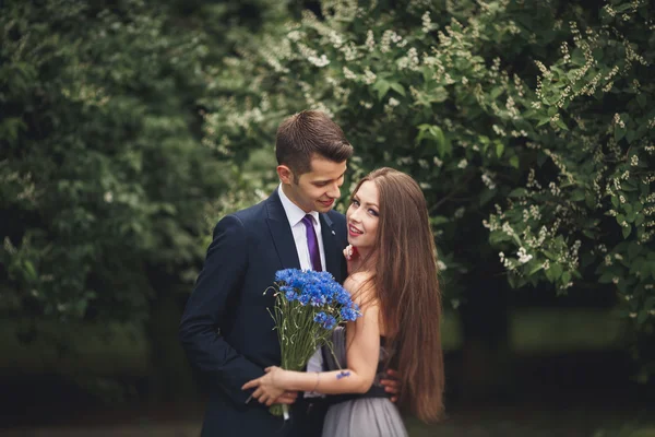 Jovem casal bonito, menina com vestido perfeito posando no parque — Fotografia de Stock