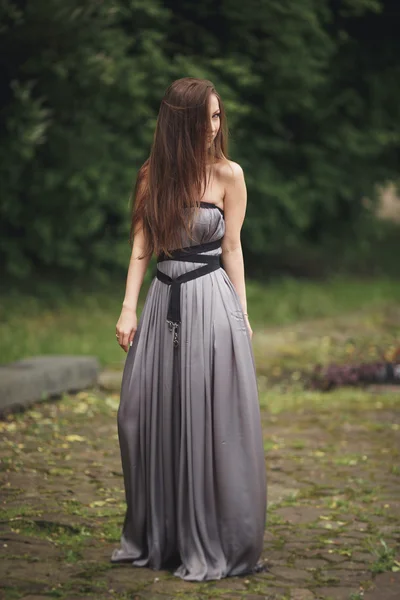 Gros plan Portrait, Jeune belle femme blonde en robe posant à l'extérieur. Météo ensoleillée — Photo