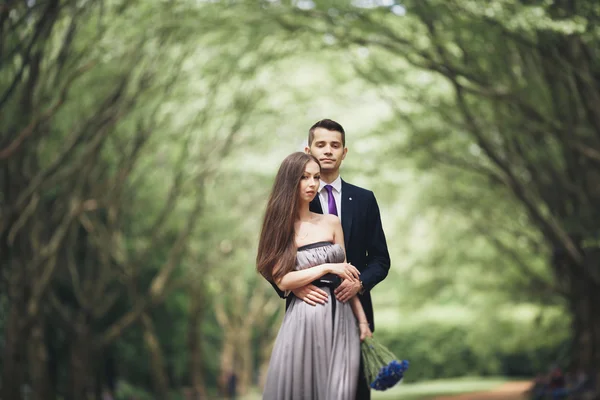 Jovem casal bonito, menina com vestido perfeito posando no parque — Fotografia de Stock