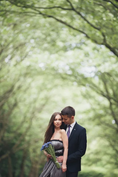 Bonito jovem casal posando ao ar livre após a cerimônia — Fotografia de Stock