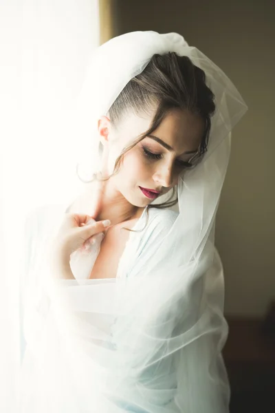 Красивая молодая невеста с макияжем и прической в спальне, новобрачная женщина окончательная подготовка к свадьбе. Счастливая девушка ждет жениха. Портрет мягкий фокус — стоковое фото