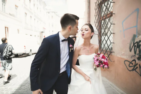 Casamento casal está de pé e beijando nas ruas da cidade velha — Fotografia de Stock