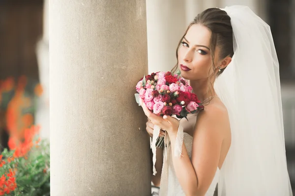 Noiva maravilhosa com um vestido branco luxuoso posando na cidade velha — Fotografia de Stock