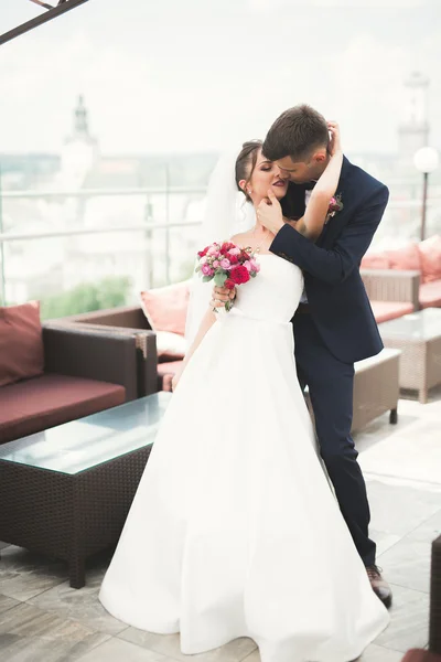 Casamento de luxo casal, noiva e noivo posando na cidade velha — Fotografia de Stock