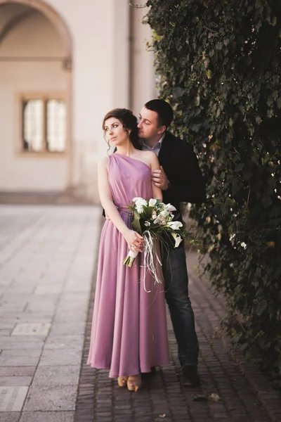 Casal bonito, homem, menina com vestido rosa longo posando no castelo velho perto de colunas. Cracóvia Vavel — Fotografia de Stock