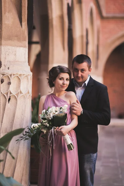 Jeune couple amoureux mariée et marié posant près de la zone avec des colonnes blanches sur le fond. Cracovie — Photo